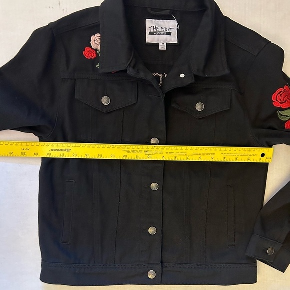 The Edit by Seventeen Love Me black jean jacket w/embroidered flowers Sz-M. W11 - Picture 14 of 14